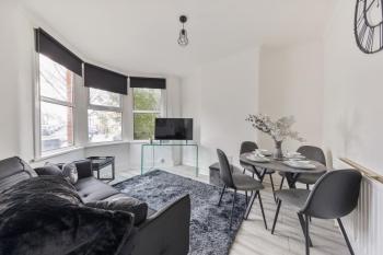 Beautifully Modern 2-Bed Apartment w/garden, London (photo 4)