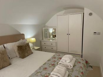 Beautiful 3 Bed Basement Flat With Garden, Bath (photo 5)