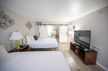 Stay Together Suites - Stylish Condominium On The Strip Sleeps 12 - NO RESORT FEE, Las Vegas (photo 5)