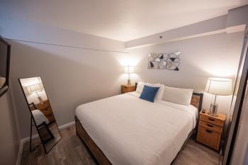 Stay Together Suites - Stylish Condominium On The Strip Sleeps 12 - NO RESORT FEE, Las Vegas (photo 3)