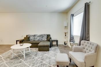 Inviting Henderson Townhome with Community Pool!, Las Vegas (photo 4)