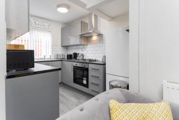 Toft House - Air Host & Stay - Free Parking - Contractor Friendly, Liverpool (photo 5)
