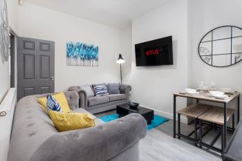 Toft House - Air Host & Stay - Free Parking - Contractor Friendly, Liverpool (photo 2)