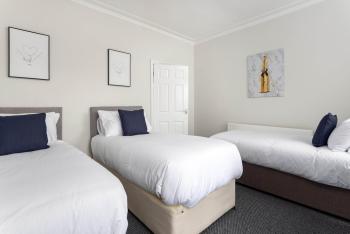 Toft House - Air Host & Stay - Free Parking - Contractor Friendly, Liverpool (photo 4)