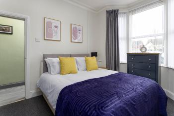 Toft House - Air Host & Stay - Free Parking - Contractor Friendly, Liverpool (photo 3)