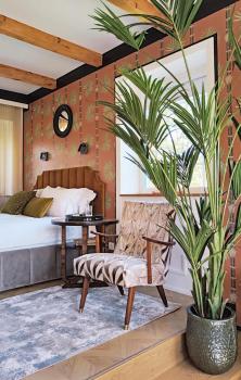 Suite with private bathroom at three bedroom interwar Villa Grabyte with daily spaces to share by pine forest on the bank of the river- 8min by car from old town, Kaunas (photo 2)
