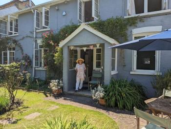 Cliffside is a Cosy Cottage B&B by Cowes Beach - Very big King Size guest BR & a Twin BR too if you book 3 to 4 guests, Cowes (photo 5)