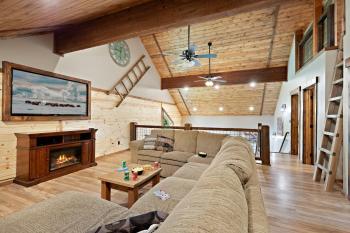 Set the Hook by KABINO Fire Pit Sleeper Sofa Loft 2 Living Rooms Grill WiFi, Island Park (Foto 2)