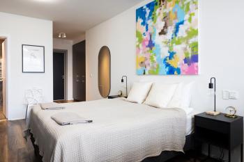 Downtown Loft with Balcony & Parking, Рейкьявик (фото 3)