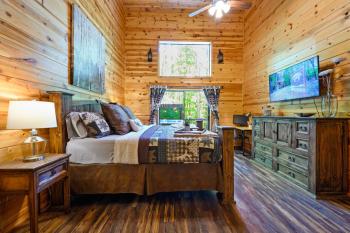 Hickory Bear - Cabin surrounded by pines, Sleeps 10, Hot Tub, Fire Pit, Arcade, Foosball Table & Deck Slide, Broken Bow (fotografie 4)