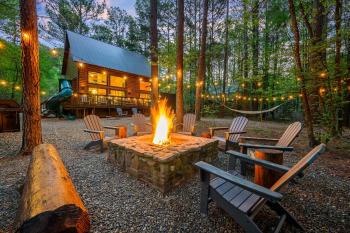 Hickory Bear - Cabin surrounded by pines, Sleeps 10, Hot Tub, Fire Pit, Arcade, Foosball Table & Deck Slide, Broken Bow (fotografie 2)