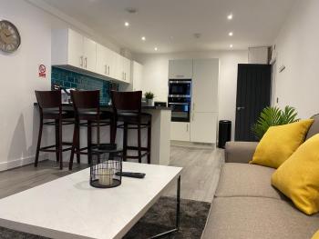 Modern 3 bedroom apartment close to the city centre, Liverpool (photo 2)