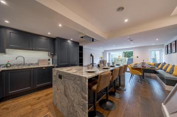 Luxurious GRAND 6 BR Home in BATH - Perfect for Groups & Sleeps 12!, Bath (zdjęcie 3)