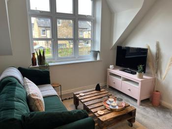 Hidden Gem with Free Parking, Windsor (photo 4)