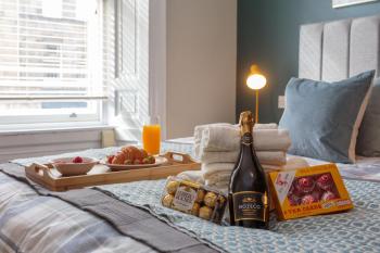 Stylish 2bed apartment underneath Edinburgh castle, Édimbourg (photo 3)