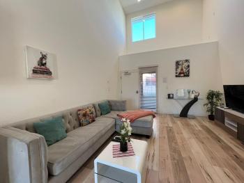 Modern One-Bed Loft in Hollywood Sign View & Free Parking, Los Angeles (fotografie 4)