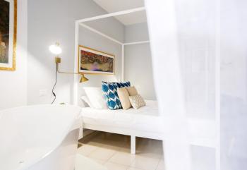 Glamorous flat with Jacuzzi, king size bed and small balcony, Perugia (photo 3)
