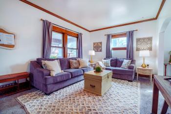 King Bed, Stocked Kitchen, Easy Driveway Parking, 2mi to Downtown & Coliseum, Fort Wayne (photo 3)