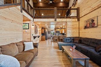 Set the Hook by KABINO Fire Pit Sleeper Sofa Loft 2 Living Rooms Grill WiFi, Island Park (Foto 3)