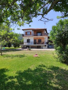 Bright, Beachfront Apartment with free parking and garden, Vourvourou (zdjęcie 2)