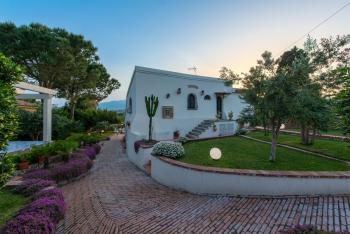 Villa with pool & jacuzzi, Taormina (foto 2)