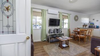 Lowset, pet friendly cottage - Sunset Ave, Bongaree, Bellara (photo 2)