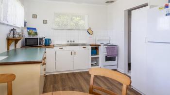 Lowset, pet friendly cottage - Sunset Ave, Bongaree, Bellara (photo 4)