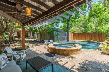 Sunset House - Luxury Pool and Hot Tub Retreat, Dallas (photo 3)