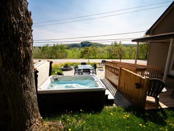 Accessible Trails with Private Hot tub and Firepit, Saint-Raymond (foto 2)