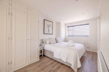 Charming 3Bed 3Bath Home in Windsor with parking! - By Tempstay, Windsor (Foto 2)