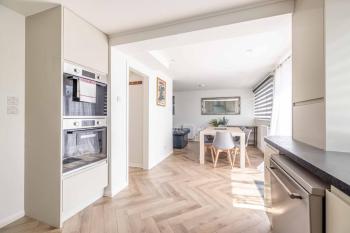 Charming 3Bed 3Bath Home in Windsor with parking! - By Tempstay, Windsor (Foto 4)