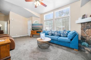 Wine Down - Beautiful and well-kept cabin with large fenced back yard, Big Bear City (photo 5)