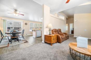 Wine Down - Beautiful and well-kept cabin with large fenced back yard, Big Bear City (photo 4)