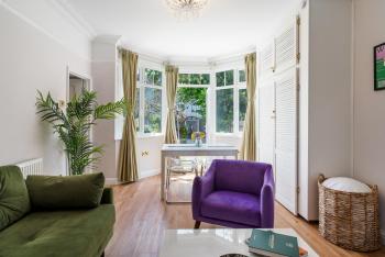 Wimbledon Town Centre Garden Apartment with private parking - Sleeps 5, London (photo 3)