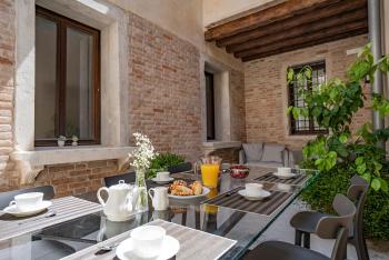 Sartor Apartment with Canal View and Private Court, Benátky (fotografie 5)