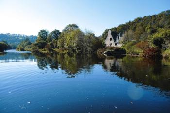 Mill in Brittany by River Aulne with Kayaks, Landeleau (Foto 2)