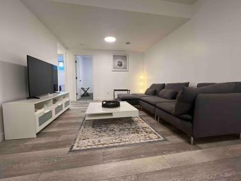 2BR Suite, Private Entry, Full Kitchen, Washer & Dryer, Free Parking, Smart TV with Netflix, High-Speed Wi-Fi, Self Check-In, Near Banff National Park, Калгари (фото 2)