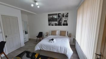 Modern 3 bedroom house, 3 Bathroom, secure parking, Wi-Fi & Garden, Leeds (Foto 4)