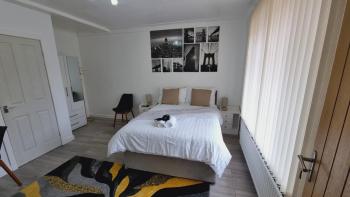 Modern 3 bedroom house, 3 Bathroom, secure parking, Wi-Fi & Garden, Leeds (Foto 2)