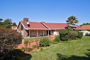 Macum Haven 4BR Home in Florida Park Pool! Parking! Fast Wifi!, Roodepoort (foto 5)