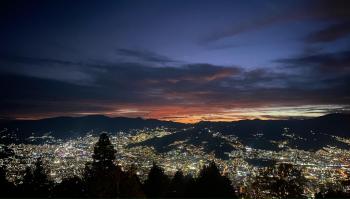 Hilltop Enchanting Villa with Stunning Views & Jacuzzi, Medellín (Foto 2)
