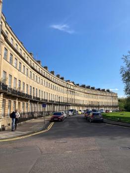 Beautiful Regency Crescent Apartment in Idyllic Location, Bath (photo 2)