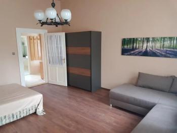 Stylish historic flat for 4 in heart of OldBuda, Budapest (photo 2)
