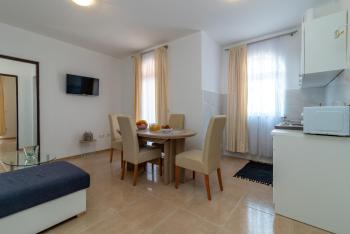 A 2 - seafront apt with balcony 1 min to beach, Trogir (fotografie 4)