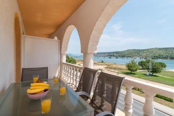 A 2 - seafront apt with balcony 1 min to beach, Trogir (fotografie 2)