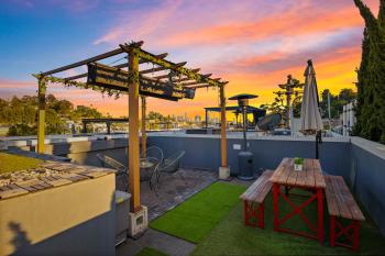 Chic Silver Lake Oasis with Breathtaking City Skyline Views, Private Rooftop & Garage, Los Angeles (photo 3)