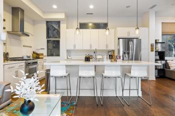 Chic Silver Lake Oasis with Breathtaking City Skyline Views, Private Rooftop & Garage, Los Angeles (photo 5)