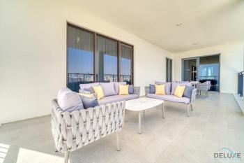 Luxurious 4BR Penthouse with Assistant Room and a Sweeping Balcony Showcasing Burj Khalifa and Sea Views, Le Pont, La Mer by Deluxe Holiday Homes, Dubaj (zdjęcie 3)