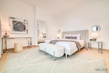 Luxurious 4BR Penthouse with Assistant Room and a Sweeping Balcony Showcasing Burj Khalifa and Sea Views, Le Pont, La Mer by Deluxe Holiday Homes, Dubaj (zdjęcie 5)