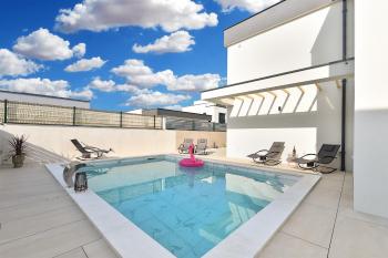 Jlo1 mit beheizbarem Pool, Peroj (Foto 4)
